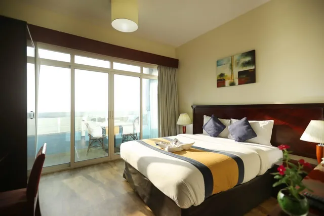 غرفة ديلوكس بسرير مزدوج أو سريرين منفصلين بإطلالة على البحر بشرفة، Mermaid Beach Hotel 2/2