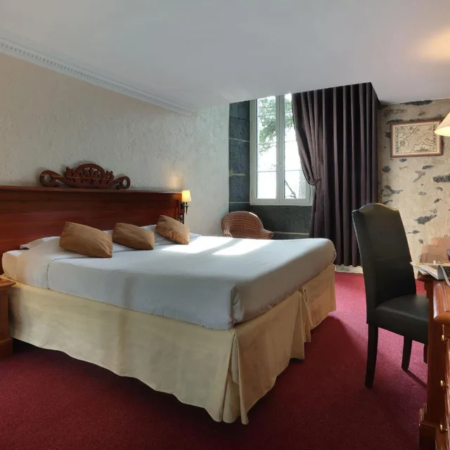 Charming, Double Bed، Chateau des Comtes de Challes 7/10