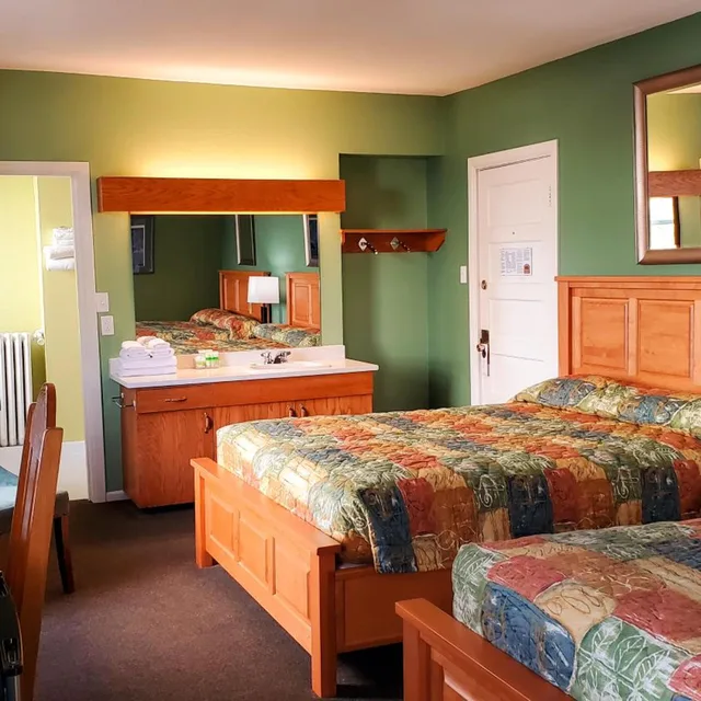 غرفة بسرير كينج وسريرين كوين، James Bay Inn Hotel Suites Cottage 5/5