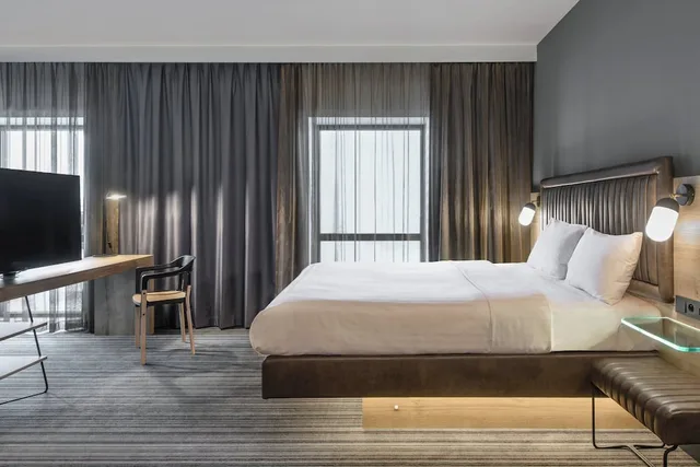 غرفة بسرير كوين، Moxy Poznan Airport 2/4