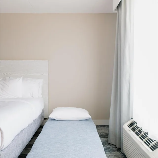 غرفة بسريرين كوين بحوض استحمام لذوي الإعاقة، Hotel Bethany Beach 4/10