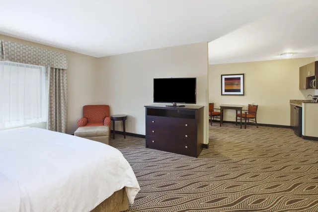 جناح، Holiday Inn Express Suites Washington Meadow Lands 1/2