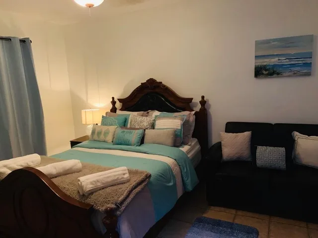 Room, Queen Bed, Sofa, Blue House [Vr] 2/10