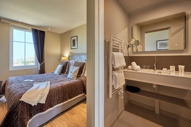 غرفة رومانسية ديلوكس بسرير مزدوج بإطلالة على البحر، Les Villas D Arromanches 3/3