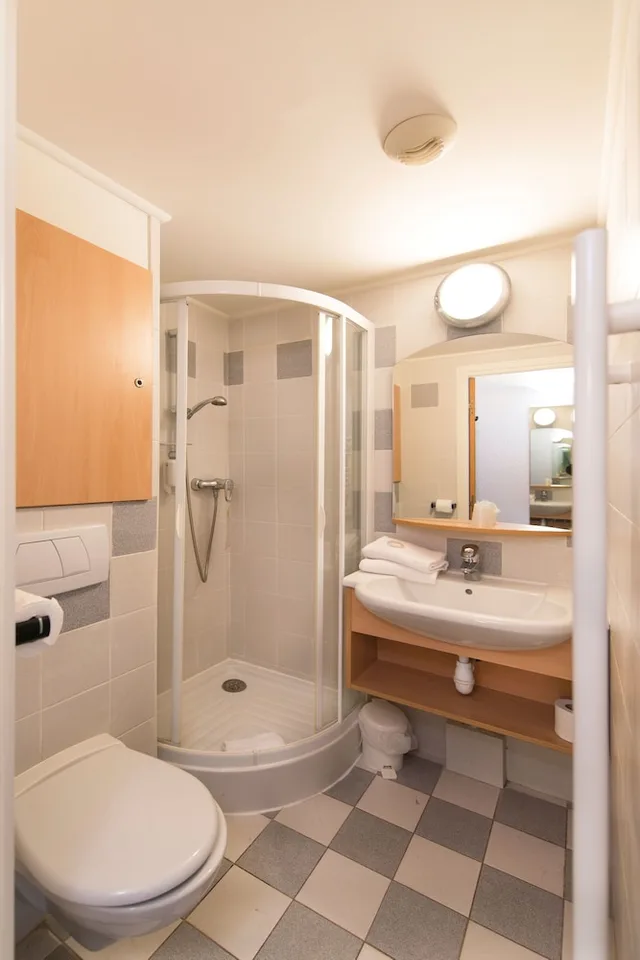 غرفة كومفورت ثلاثية بسرير مزدوج وسرير فردي بشرفة، Hotel Vacances Bleues Delcloy 5/6