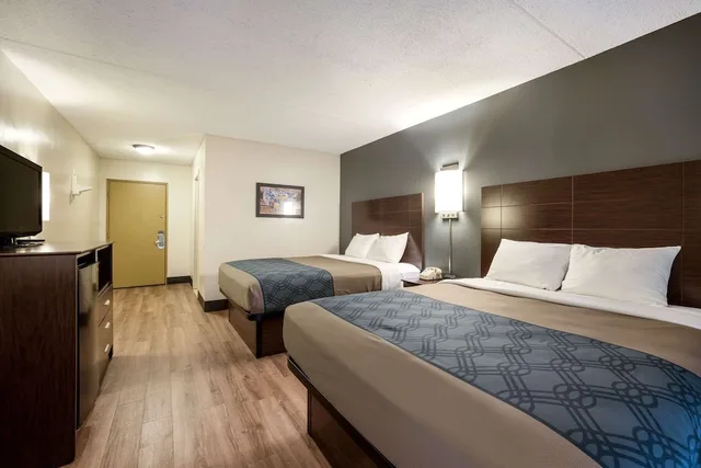 غرفة بسريرين مزدوجين يُسمح فيها بالحيوانات الأليفة في الطابق الأرضي لذوي الإعاقة، Econo Lodge Darien Lakes 1/3