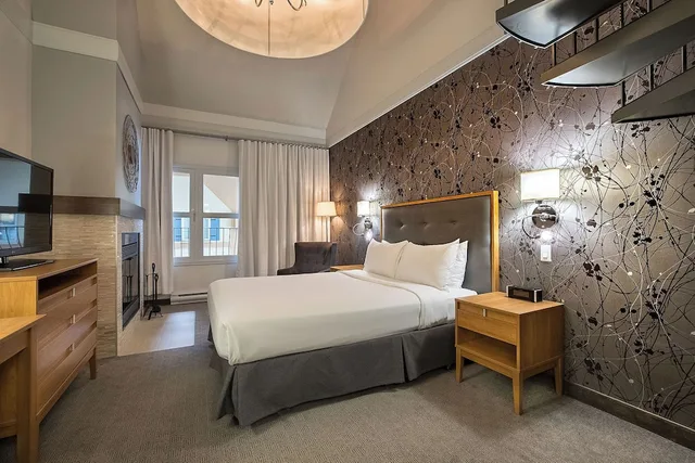 Junior Suite, 2 Queen Beds, Chateau Bromont 3/10