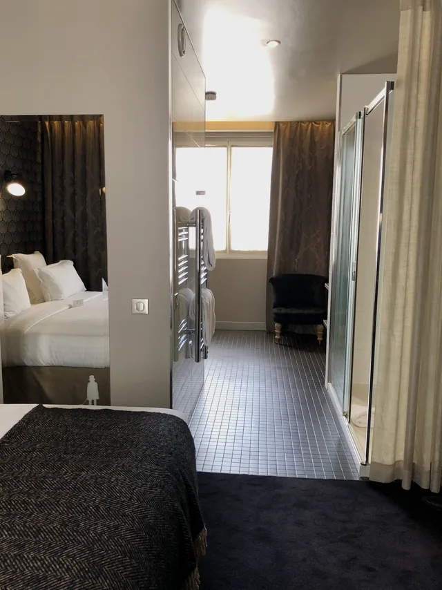 غرفة ديلوكس ثلاثية بسرير كوين مع أريكة، Grand Hotel Lafayette Buffault 3/6