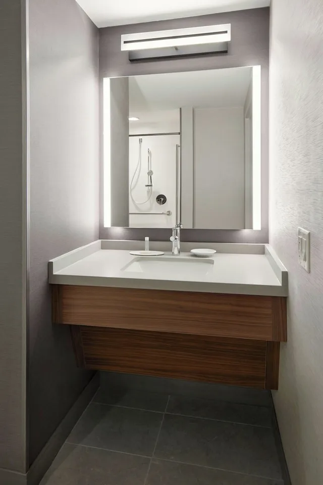 Room, King Bed, Accessible, Courtyard by Marriott Hamilton 5/7