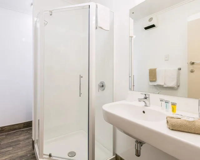 غرفة بزنس بسرير كوين وسرير فردي بغرفة نوم واحدة، Comfort Inn Tayesta 6/6