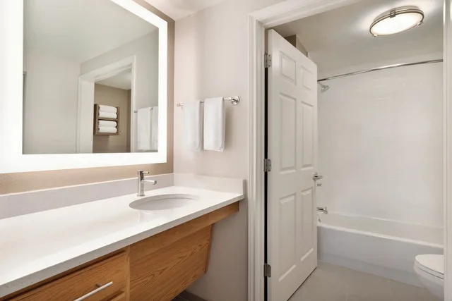 جناح استوديو بسرير كينج بإطلالة على المدينة مع أريكة بمطبخ، Staybridge Suites San Antonio Downtown Conv Ctr, an IHG Hotel 2/4