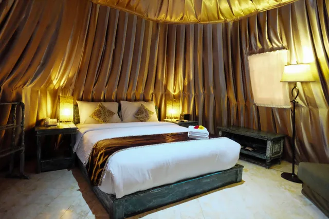 غرفة بسرير كوين مع أريكة، The Highland Park Resort Bogor - Campground 1/1