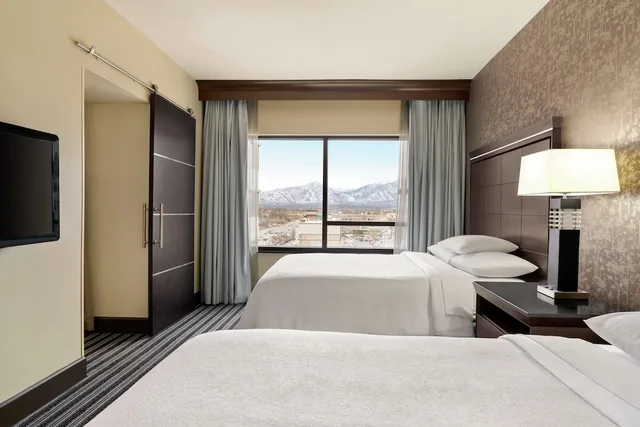 جناح بسريرين كوين بغرفتين مع أريكة، Embassy Suites by Hilton Salt Lake West Valley City 1/7