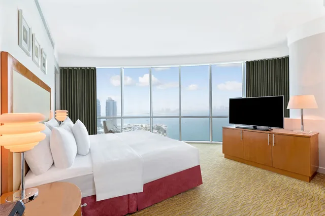 جناح بانورامي بسرير كينج بإطلالة على البحر، Hilton Doha 3/7