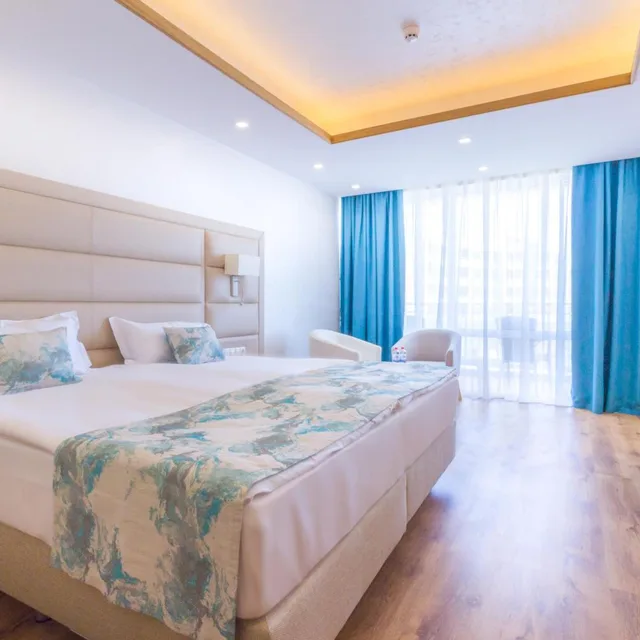 Room, Twin Beds, Lateral Side Sea View, Balcony، Bilyana Beach 1/4