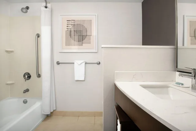 غرفة بسريرين كوين بحوض استحمام لذوي الإعاقة، Courtyard by Marriott Jacksonville Flagler Center 2/5