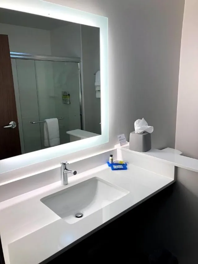 Room, 2 Queen Beds, Accessible, Holiday Inn Express and Suites Bensenville OHare 4/4