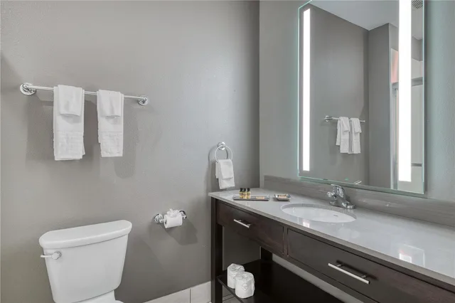 Room, King Bed, Best Western Plus Saint Peter 5/7