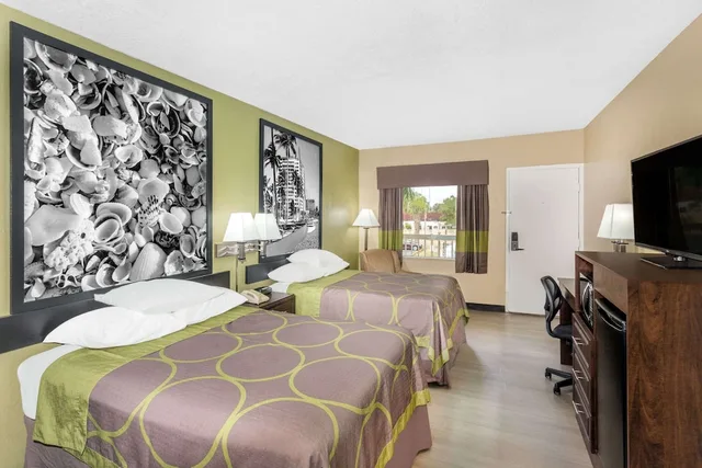 غرفة بسريرين مزدوجين للمدخنين، Super 8 By Wyndham Sarasota Near Siesta Key 1/2
