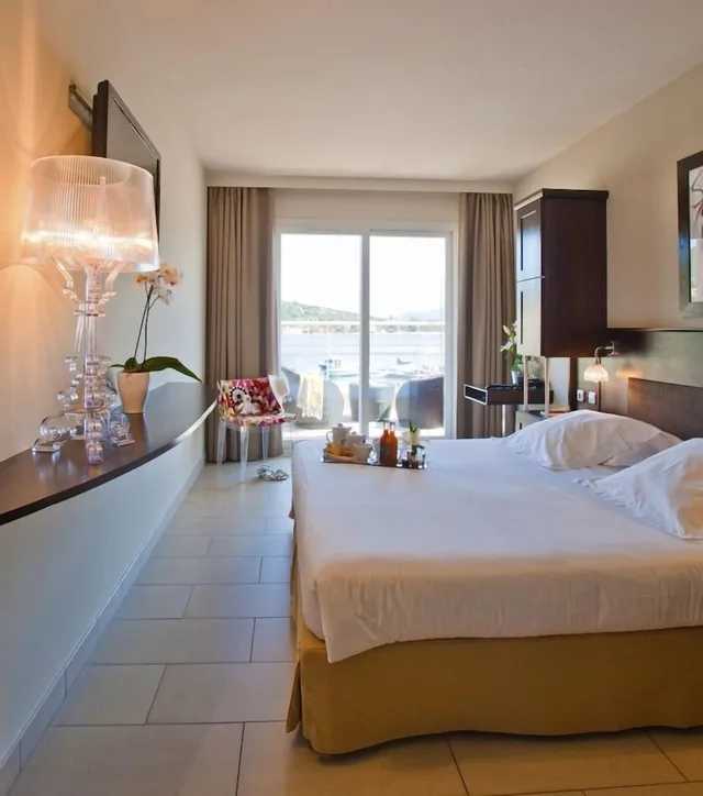 غرفة فاخرة بسريرين منفصلين بإطلالة على البحر بشرفة، Hotel Le Golfe 1/4