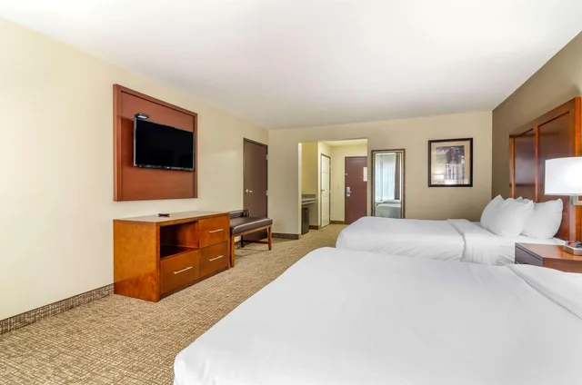 Room, 2 Queen Beds, Comfort Inn And Suites 2/3