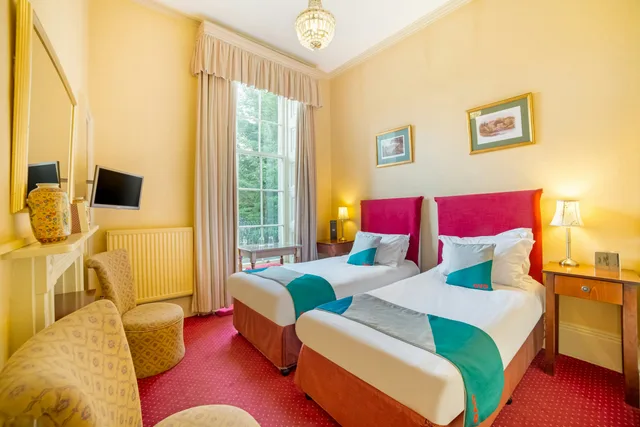 Standard Twin Room, OYO Bailbrook Lodge, Bath 2/4