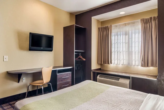 1 Queen Bed - Mobility Access Tub Ste Nsmk، Motel6 Canton GA 3/6