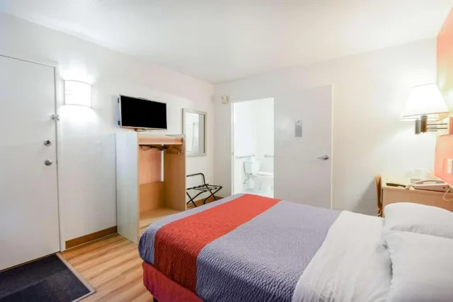 غرفة بسرير كوين لغير المدخنين، Motel6 Kelso, WA - Mt. St. Helens 1/10