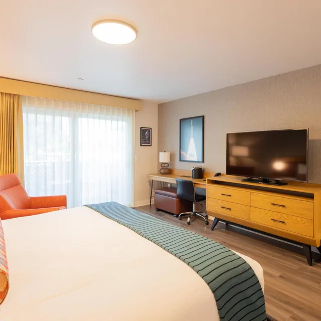 Deluxe, King Bed, The Village Inn 5/7