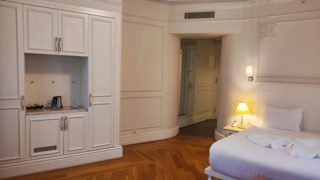 غرفة كومفورت ركنية بسرير كوين، Corinne Hotel 1/9