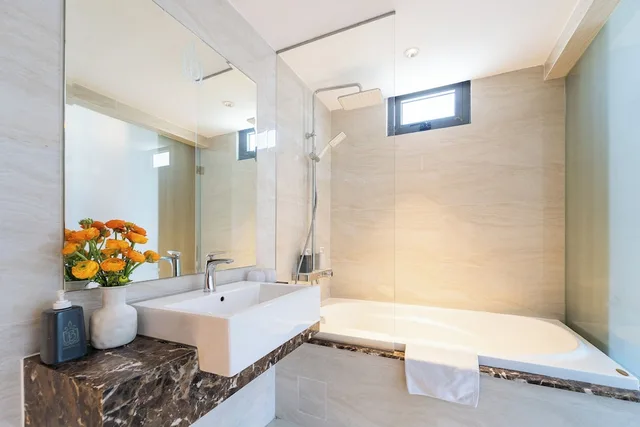 غرفة جونيور بسرير كينج بحوض استحمام، Nicecy Hotel Suites Spa 5/6