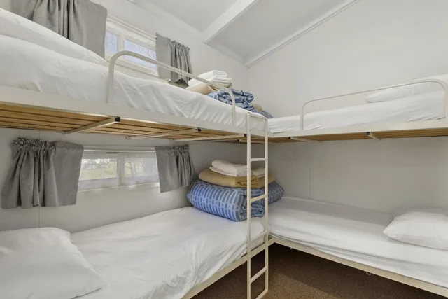كابينة بسرير كوين وأسرّة بطابقين بغرفتي نوم، High Country Holiday Park 2/2