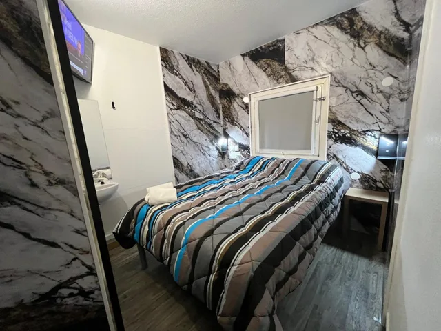 غرفة بسرير مزدوج بحمام خاص، Hotel ClassEco Gent 3/10
