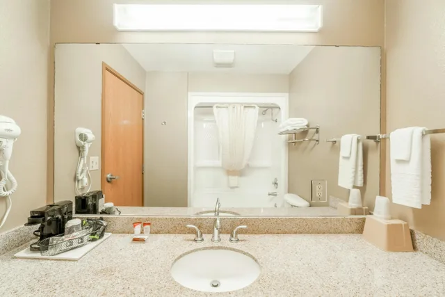 غرفة بسرير كينج لذوي الإعاقة، Days Inn & Suites by Wyndham Beeville 6/7