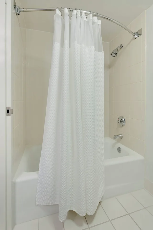 غرفة بسرير كينج، Courtyard Atlanta Norcross/Peachtree Corners 3/3