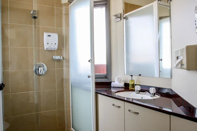 2 Bedrooms, Apartment, 2 Queen and Twin or 4 Single Beds, 2 Queen Beds، Camelot Motor Lodge 5/7