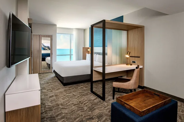 جناح بسرير كينج بإطلالة على البحر، SpringHill Suites by Marriott Boston Logan Airport Revere Beach 1/3