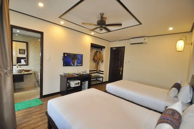 غرفة ديلوكس بسرير كينج بإطلالة على المدينة بشرفة، The Quin Riverside Villa 2/4