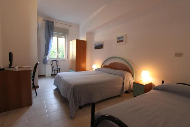 غرفة ثلاثية، Hotel La Scogliera 2/7
