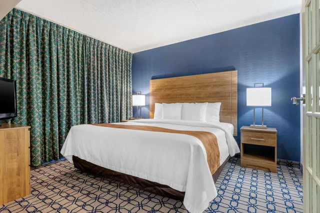 Upgrade, Suite, King Bed، Quality Suites Whitby 6/10