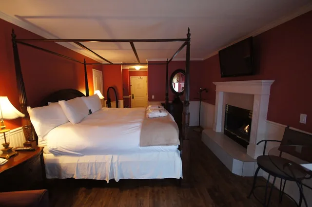 Romantic, King Bed, River View, South Thompson Inn 1/5