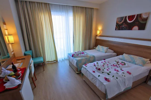 غرفة عائلية بسرير مزدوج وسريرين منفصلين، Merve Sun Hotel And Spa 1/3