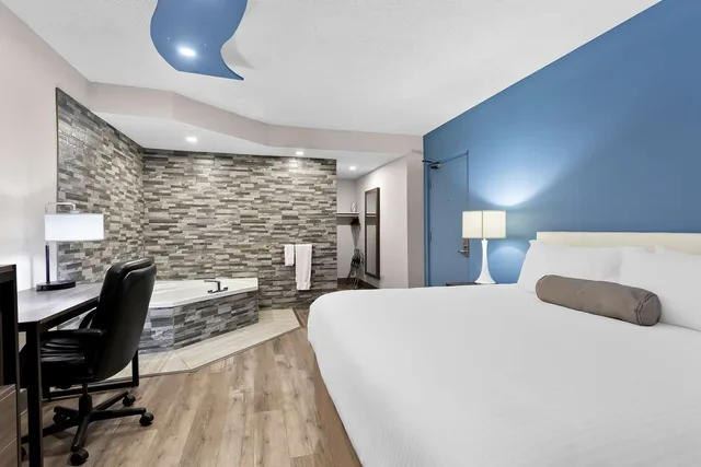 جناح بسرير كينج بحوض جاكوزي، SureStay Plus by Best Western Windsor 1/6
