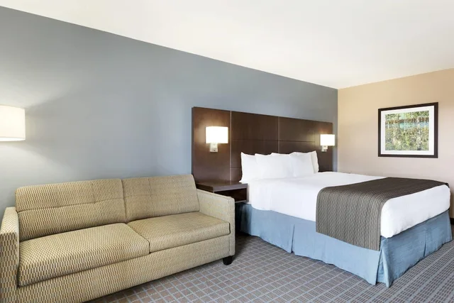 Suite, King Bed, Murphy Bed، Days Inn Stephenville 1/1