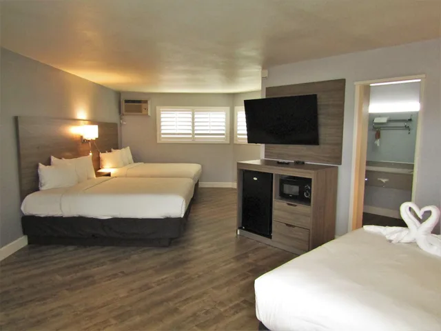 Family, 3 Queen Beds, Vagabond Inn San Luis Obispo 4/6