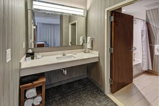 جناح بسريرين كوين مع أريكة لذوي الإعاقة، Courtyard Austin Northwest Lakeline 2/3