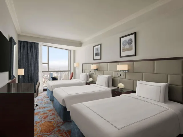 غرفة كلاسيكية ثلاثية بثلاثة أسرّة بإطلالة على المدينة، فندق مكة سويس أوتيل(Swissotel Makkah) 2/9