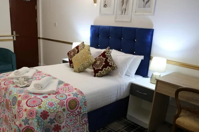 Deluxe Double Studio with bath، OYO 4 Sisters Inn 2/6