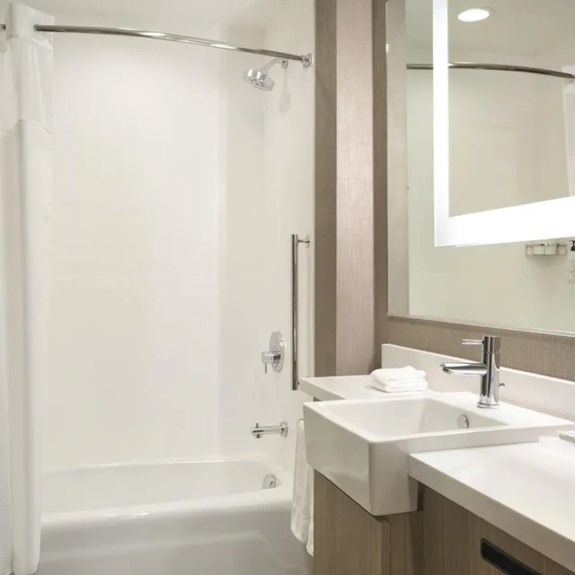 جناح بسرير كينج مع سرير سحّاب إضافي مع أريكة بحوض استحمام لذوي الإعاقة، SpringHill Suites by Marriott Las Vegas Airport 3/9