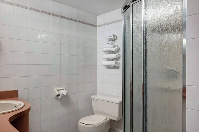 غرفة قياسية بسرير كينج بجاكوزي، Days Inn By Wyndham Niagara Falls Near The Falls 9/10